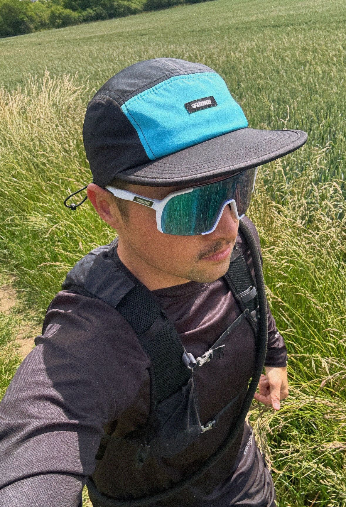 Selfie při běhu s kšiltovkou FLYING RUNNING HAT